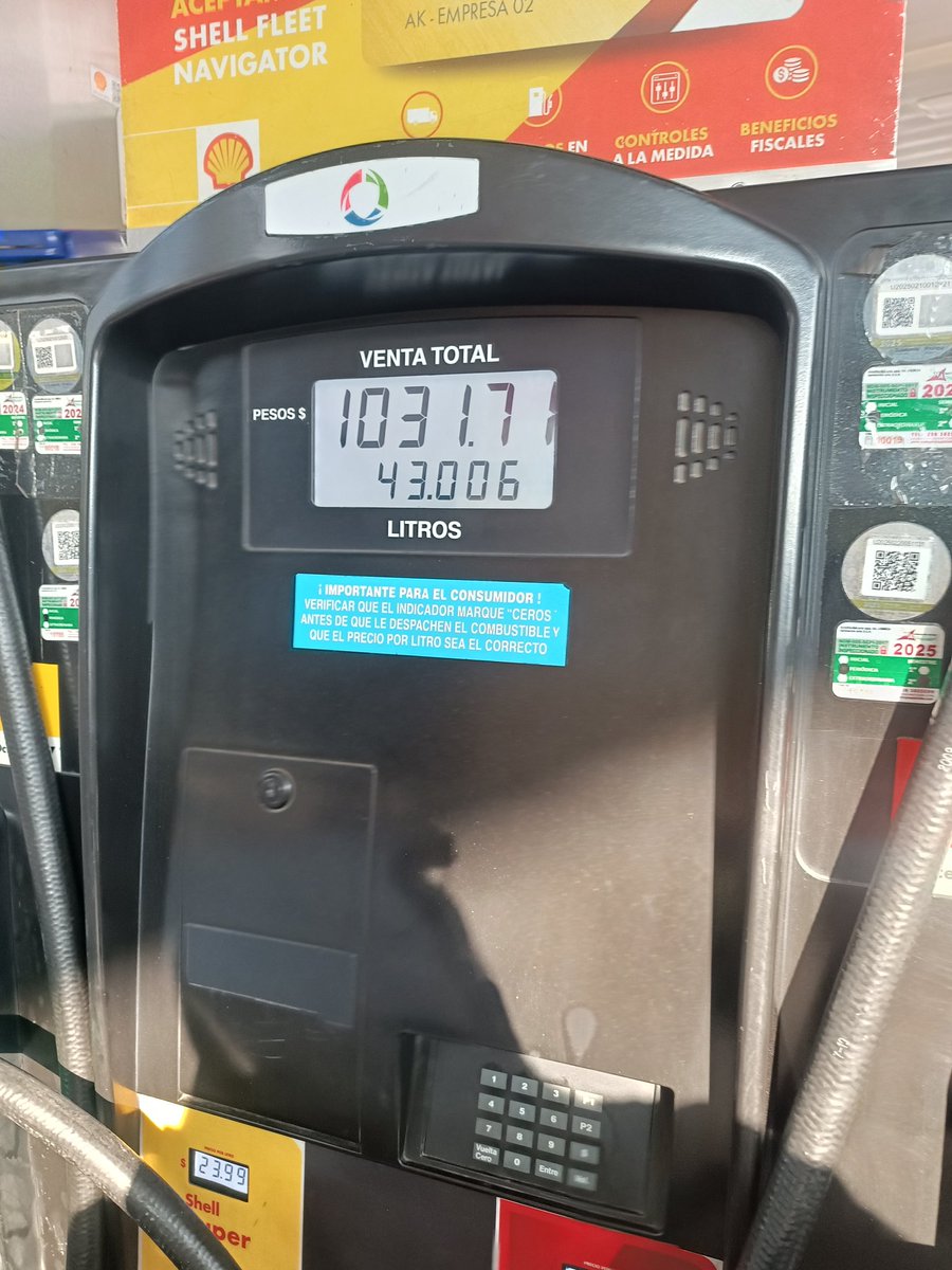 macg0583's tweet photo. @Profeco @shell

En la gasolinera de Ejército Nacional en la bomba #5 están robando. No están dando litros  completos.
Ahi lleno mi tanque 2 veces por semana en reserva. (Vdrive 2024) Hoy es la primera vez que le entraron 43lt cuando el tanque es de 40 + 1 de reserva. https://t.co/vVBm4TeUOQ