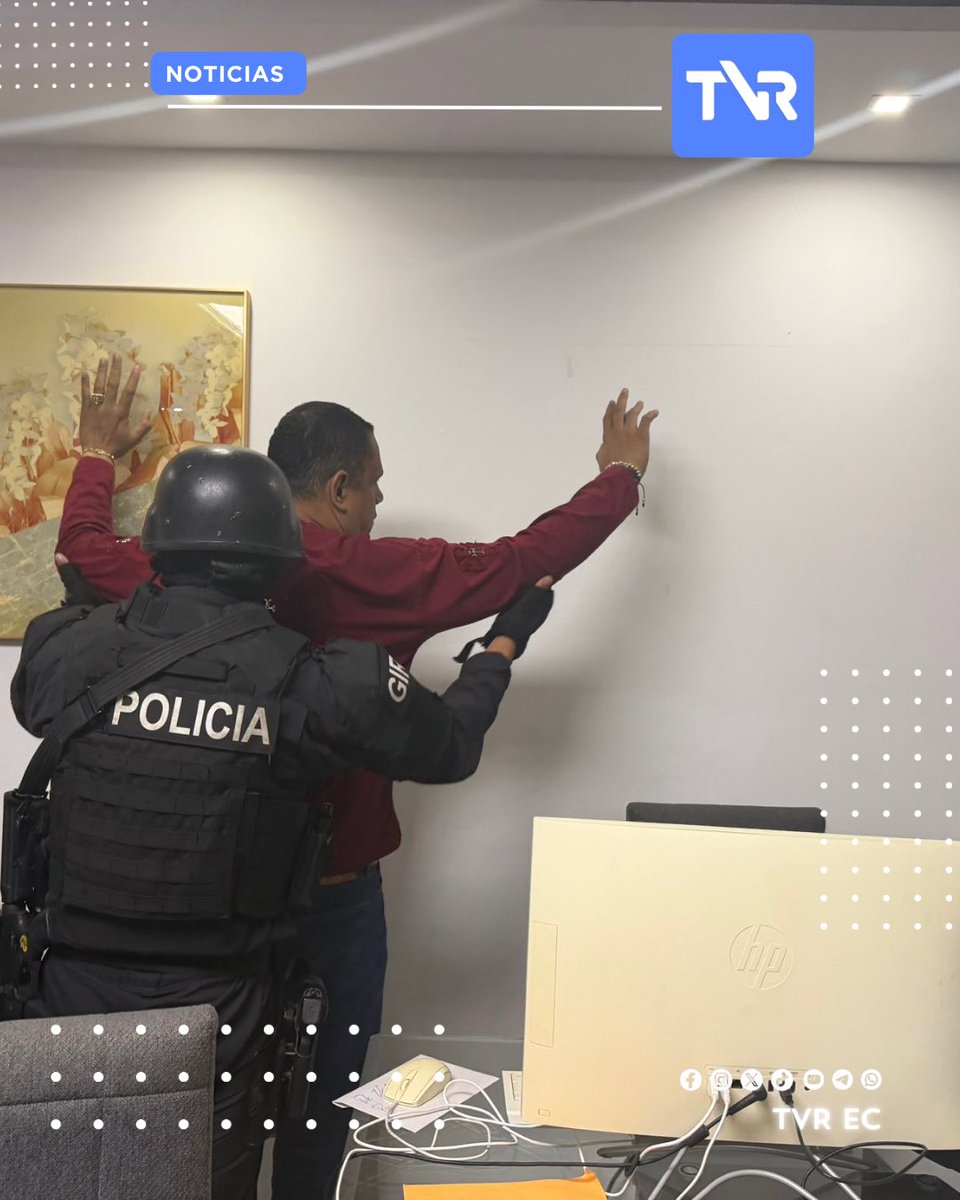 tvrhdec's tweet photo. Alcalde de Esmeraldas y siete personas más detenidas por presunto lavado de activos

El alcalde de Esmeraldas, Vicko Villacís, fue detenido la madrugada de este miércoles en un operativo en un hotel de Esmeraldas.

El alcalde de Esmeraldas, Vicko Villacís, y siete personas más fueron detenidas la madrugada de este martes 3 de junio de 2026. La Fiscalía investiga presunto lavado de activos. 

Villacís, fue detenido en un hotel del sector de la playa Las Palmas, en Esmeraldas, pasadas las 03:00, informó el ministro del Interior, John Reimberg. Además, se realizó 18 allanamientos simultáneos en cuatro provincias del país.

Según información preliminar, las fuerzas de seguridad ejecutaron un allanamiento en el establecimiento donde se encontraba hospedado el burgomaestre. Tras el procedimiento, Villacís fue trasladado a Quito. 

Operativo se realizó en la zona de Las Palmas

El despliegue policial ocurrió en las inmediaciones de la playa Las Palmas, uno de los principales sectores turísticos de la capital esmeraldeña. 

De acuerdo con los primeros reportes, el alcalde tenía previstas varias actividades en la ciudad durante la jornada.

Hasta el momento, las autoridades no han informado oficialmente los motivos de la detención ni los cargos que podrían pesar sobre el funcionario. 

Se esperan pronunciamientos oficiales

Tras el traslado de Villacís a Quito, se prevé que en las próximas horas el Ministerio del Interior y la Policía Nacional ofrezcan detalles sobre el caso y el alcance de la investigación que motivó el operativo.

La detención del alcalde genera expectativa en Esmeraldas, mientras se aguarda información oficial sobre las razones jurídicas y procesales que derivaron en la intervención de esta madrugada.

Fuente: Teleamazonas