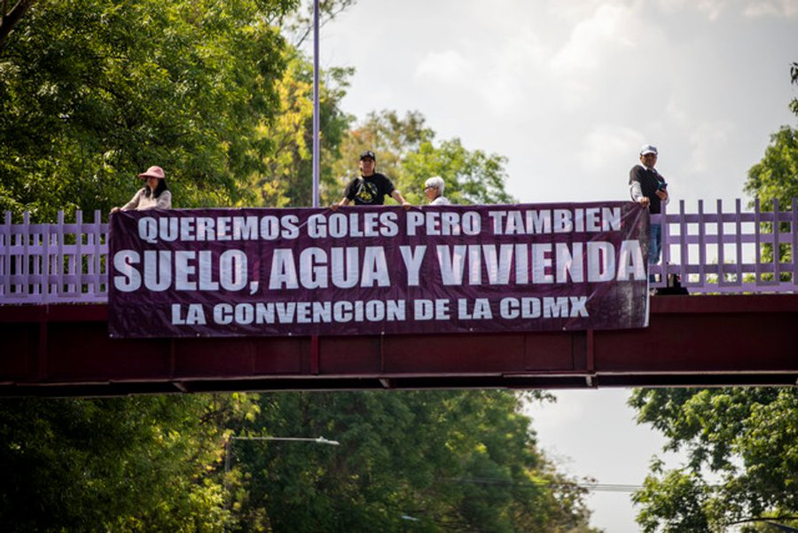 ultras_antifaa's tweet photo. Mexico's #2026WorldCup realities: “We want goals, but we also want land, water, and housing.”

With only a few days left until the World Cup, state institutions in Mexico are presenting the tournament as a “national celebration.” However, poverty, violence, and human rights struggles continue unabated across many parts of the country.

Mothers searching for their disappeared children and relatives are demanding justice under the slogan “Behind the Cup hide the mass graves” (“Detrás de la Copa se esconden las fosas”) and regularly organize demonstrations. There are tens of thousands of missing persons cases in Mexico, and families are still searching mass graves.

Teachers' strikes and protests are also continuing. The CNTE teachers' union is organizing actions over wage increases, pension reform, and working conditions. Demonstrations have intensified ahead of the World Cup, and some teachers have adopted the slogan “If there is no solution, the ball won't roll either.”

Meanwhile, Indigenous peoples continue their struggles for land and water. Reports indicate that the voices of Indigenous communities resisting mega-projects, mining operations, and forced displacement are being suppressed more aggressively ahead of the World Cup.

At the same time, gentrification policies in city centers and the housing crisis continue. City centers are being redesigned so that only the wealthy can afford to live there, while working-class and poor communities are pushed to the outskirts of the city.