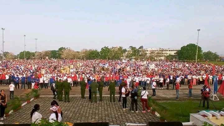 YuniaPrez's tweet photo. Con #HonorHolguinero participamos en la Plaza Mayor General "Calixto García Iñiguez", en acto de respaldo a nuestro General de Ejército Raúl Castro Ruz, en el día de su 95 Cumpleaños, ratificamos que #Cuba está en contra de la guerra y a favor de la Paz.  #RaúlEsRaúl #HolguínSí https://t.co/uhsoT8pNaR