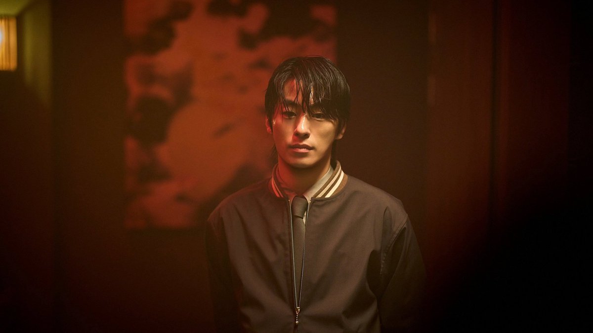 lehavreee's tweet photo. #colony #review 

yeonsangho padahal udah sukses ya sama train to busan, horor apik di tempat sempit, tegang dapet, drama juga dapet. terus dia ide bikin peninsula dengan cerita yang meh imho, areanya keluasan, jadi ga greget. udah gitu ttb kebanyakan pake tangan kosong jadi lebih kerasa tiap karakternya desperate untuk survive, kebalikan di peninsula mereka pake senjata2 hebat tapi tetep ga seru.

nah colony ini ambil tengah-tengahnya diantara dua karya dia sebelumnya.

dia ambil tempat luas tapi tertutup jadi kerasa paniknya. tegang seru dan cukup asik. alur ceritanya pas, tujuan juga jelas. plotnya solid. scoring juara bikin dagdigdug. tapi masih ada plothole sanasini.

yang kuciwa itu endingnya, dengan build up tension yang udah bagus dari awal sampe akhir, akhirnya malah anti klimaks dan ga keren, atau gausah keren deh, agak dramatis kek gitu khas korea, ternyata tidak juga. terlalu dingin dan ngga berkesan huhu so sad.

dan banyak kekonyolan karakter-karakter yang bikin geleng-geleng tapi yasudalah. mvp nya menurutku adalah villainnya si #kookyohwan, yang paling charming tapi deadly jahat, cerdik tapi kok keren gitu hahahaha tiap dia jalan kaya ada aura hitam tapi shimmering splendid paham ga? ㅋㅋ #junjihyun juga masyaallah cantiknya paripurna tak lekang oleh waktu

kesimpulannya colony bisa dibilang tontonan seru-seruan kalo nyari tegang dari film zombie survival. tapi gausah berharap ada pesan mendalam atau sindiran2 membangun dari filmnya yah sekian