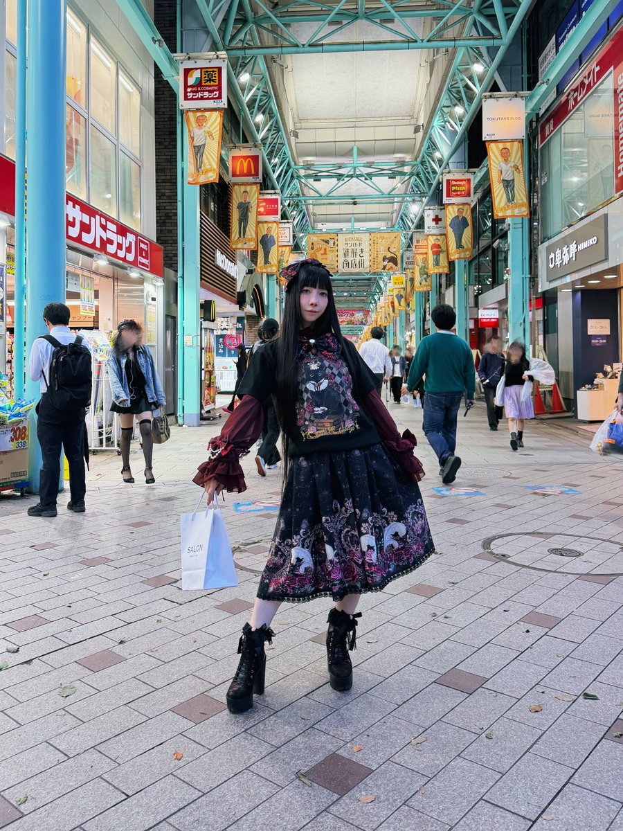 ItsukiYuin's tweet photo. こちらのTシャツとっても可愛いのです！
Enchantlic Enchantillyさんのフリルブラウスと相性良しでございます🥰🌹✨

152cm 
Sサイズ

胸元のおリボンとヘアアクセも薔薇で薔薇がいっぱいのわたくし🌹🌹🌹 https://t.co/i9VYd6s7Dn