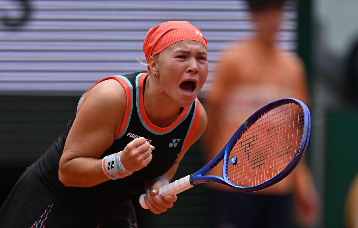 Tiempodetenis1's tweet photo. 🤯 INCREÍBLE EL PARTIDO QUE PERDIÓ LA N°1 DEL MUNDO.

Aryna Sabalenka ganaba 6-3 y 4-1, e incluso sacó para partido, pero fue ELIMINADA.

Diana Shnaider dio vuelta el encuentro por 3-6, 7-5 y 6-0, y avanzó a SEMIFINALES de Roland Garros. https://t.co/1Xjb50jQ9T