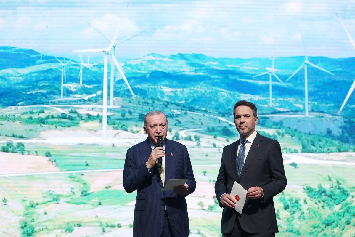 aBayraktar1's tweet photo. Cumhurbaşkanımız Sayın @RTErdogan’ın teşrifleriyle 2025 yılında yenilenebilir enerji alanında devreye aldığımız yatırımların toplu açılışını milletimizin evi Cumhurbaşkanlığı Külliyesi’nde gerçekleştirdik.

Son 24 yılda hayata geçirdiğimiz reformlar ve Millî Enerji ve Maden Politikamızın ortaya koyduğu vizyon doğrultusunda yenilenebilir enerjiyi Türkiye’nin enerji mimarisinin temel unsurlarından biri haline getirdik.

Bugün yaklaşık 42 bin megavata yaklaşan güneş ve rüzgâr kurulu gücümüzle ülkemizdeki tüm hanelerin yıllık elektrik ihtiyacını yenilenebilir kaynaklarla karşılayabilecek seviyeye ulaştık.

2025 yılında yenilenebilir enerji yatırımlarında tarihî bir başarıya daha imza attık. 78 ilimizde devreye alınan 7 bin 110 elektrik üretim santraliyle 6 bin 63 megavatı güneş, bin 946 megavatı rüzgâr olmak üzere toplam 8 bin 313 megavatlık kurulu gücü ülkemizin enerji sistemine kazandırdık.

Toplam yatırım değeri yaklaşık 5,6 milyar doları bulan projelerle yıllık 3,5 milyar metreküplük doğal gaz ithalatının da önüne geçmiş olduk.

İlerleyişimize hız kesmeden devam ederek 2035 yılına kadar güneş ve rüzgâr kurulu gücümüzü 120 bin megavata ulaştırmayı amaçlıyoruz. Offshore rüzgâr projelerimizle de enerji dönüşümümüzde yeni bir safhaya geçeceğiz.

Açılışını gerçekleştirdiğimiz yatırımların Türkiye’nin enerji yolculuğuna güç katacağına yürekten inanıyorum. Enerjide Tam Bağımsız Türkiye hedefi doğrultusunda ülkemizin kaynaklarını milletimizin refahına dönüştürmeye kararlılıkla devam edeceğiz.