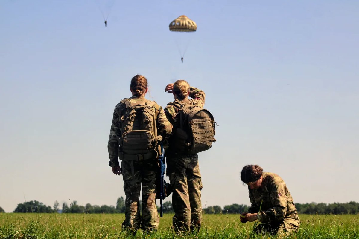 fany_prvc's tweet photo. 🪂Three FANYs have completed the tough two-week French Paratroopers Course in ETAP (@ecoledestap), Pau, and have earned their ‘brevet’ (wings).
https://t.co/iorzd69Bo1 https://t.co/mCturx6c4z