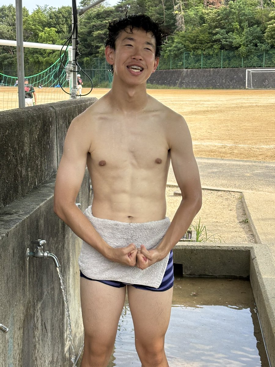 TDJTrackField's tweet photo. No.7 角谷凌

出場種目:円盤投

現投擲パート長。
マイペースに、だが着実に、ゴリラへの道を辿っている。
そろそろ大ブレークをかますときだ。
直前の足首の怪我はあったが、それを感じさせないほどの投擲をぶちかませ！やったれ！ https://t.co/rSjZkt4NJi