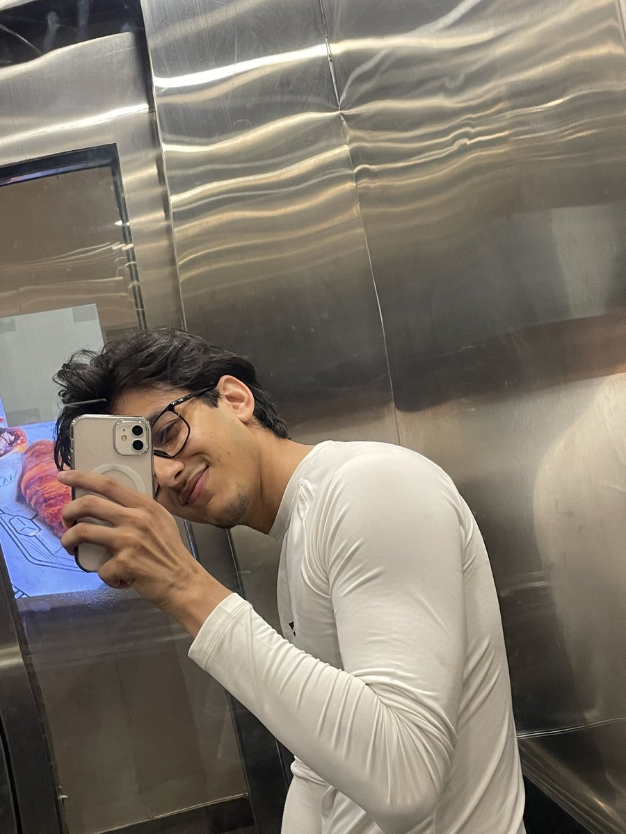 sameeowwr's tweet photo. im the mf who starts wearing xs after getting slightly buffed https://t.co/UioVkoM6rb