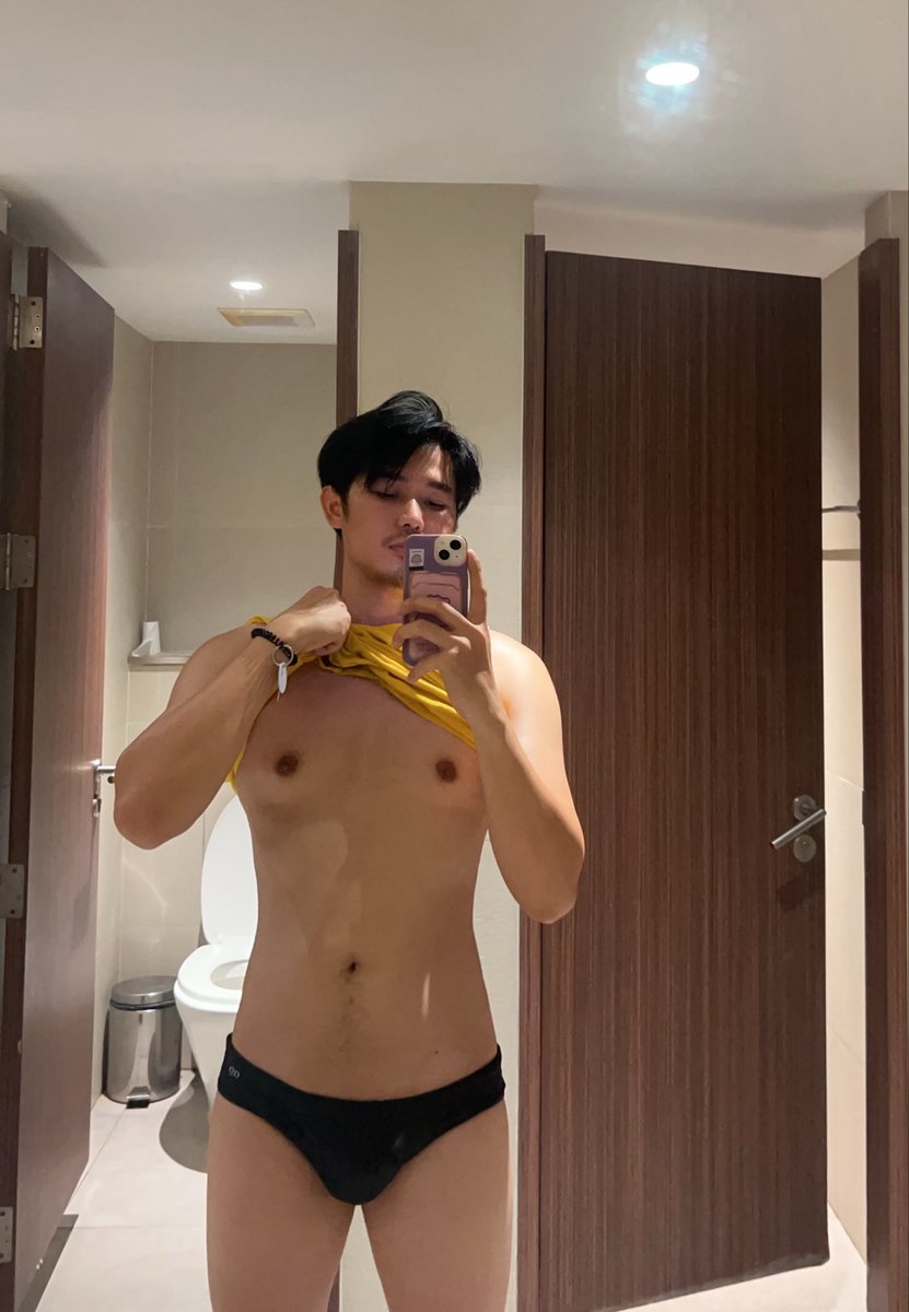 khunpocket's tweet photo. รีดไขมันที่พุงขึ้นมาเติมหน้าอกได้คงจะดี อยากนมใหญ่ๆ 🤣 https://t.co/uVh5IAOzTY