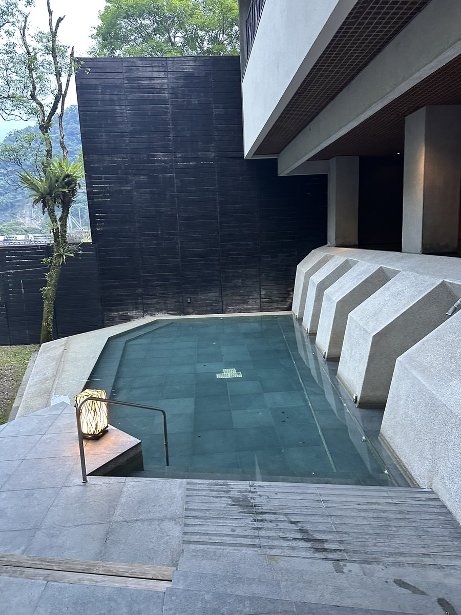 dantpe's tweet photo. 精神的限界きた時によく来る烏來の定宿。この豪華さで部屋の掛け流し温泉風呂&amp;神ってる大浴場もあって朝メシ付きAgodaでNT$3900(2万円弱)は個人的にはコスパがすげえ。台湾では希少な温泉分析書も掲示されてる烏來の炭酸水素塩泉はとにかく湯上がりの涼感と肌のツルツル感が暑い台湾に最適。 https://t.co/tTiH2Kh2pY