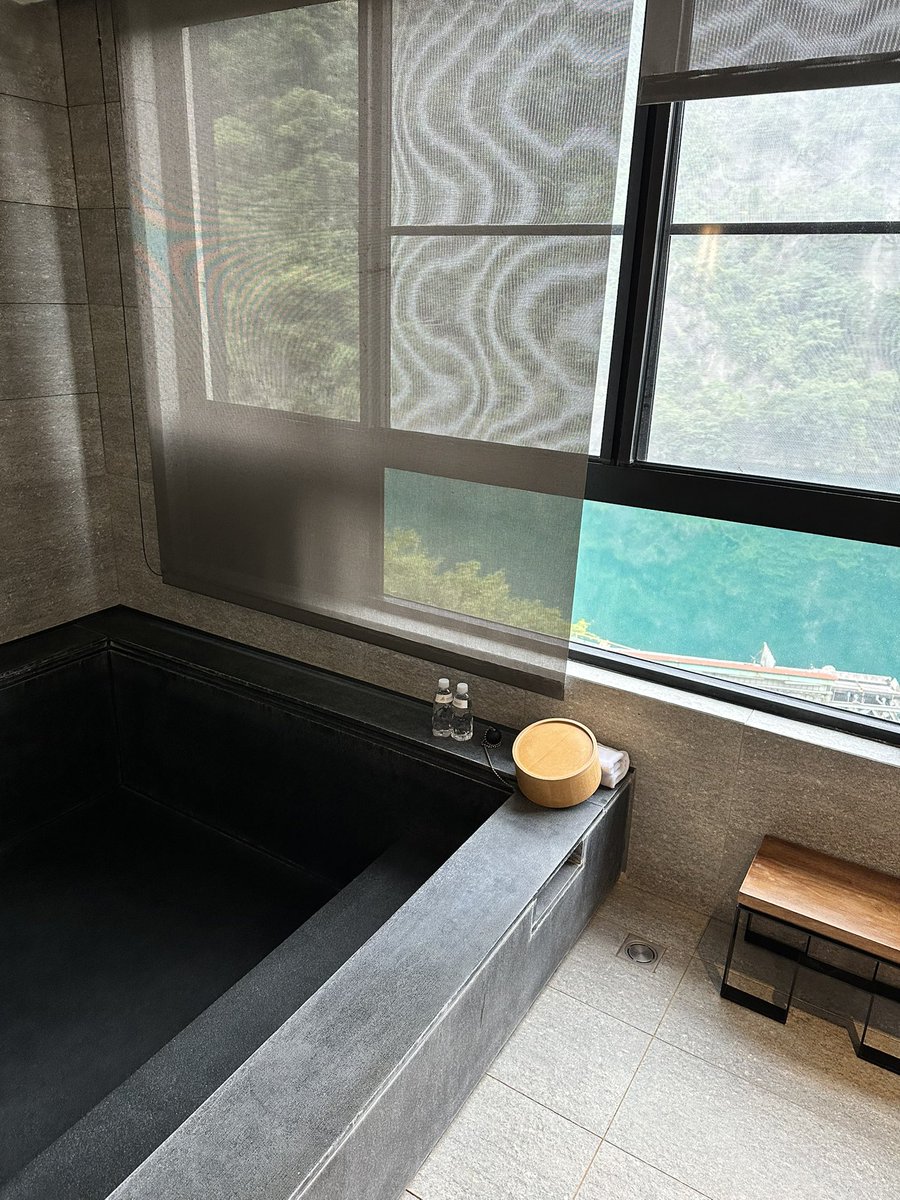 dantpe's tweet photo. 精神的限界きた時によく来る烏來の定宿。この豪華さで部屋の掛け流し温泉風呂&amp;神ってる大浴場もあって朝メシ付きAgodaでNT$3900(2万円弱)は個人的にはコスパがすげえ。台湾では希少な温泉分析書も掲示されてる烏來の炭酸水素塩泉はとにかく湯上がりの涼感と肌のツルツル感が暑い台湾に最適。 https://t.co/tTiH2Kh2pY