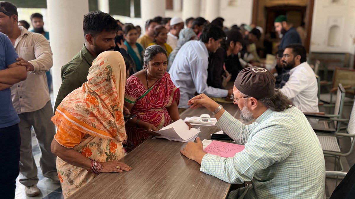 aimim_national's tweet photo. AIMIM party awaam ki awaaz bankar unke masaail ko mazbooti se uthati hai aur un masaail ke hal ke liye har mumkin koshish karti hai.

Hamesha ki tarah aaj bhi Sadr-e-Majlis Barrister @asadowaisi Sahab party headquarters Darussalam, Hyderabad mein AIMIM MLAs aur MLCs ke saath awaam ki khidmat mein haazir hue aur unke masaail ko suna. InshaAllah! in masaail ko jald se jald hal karne ki poori koshish ki jaayegi.