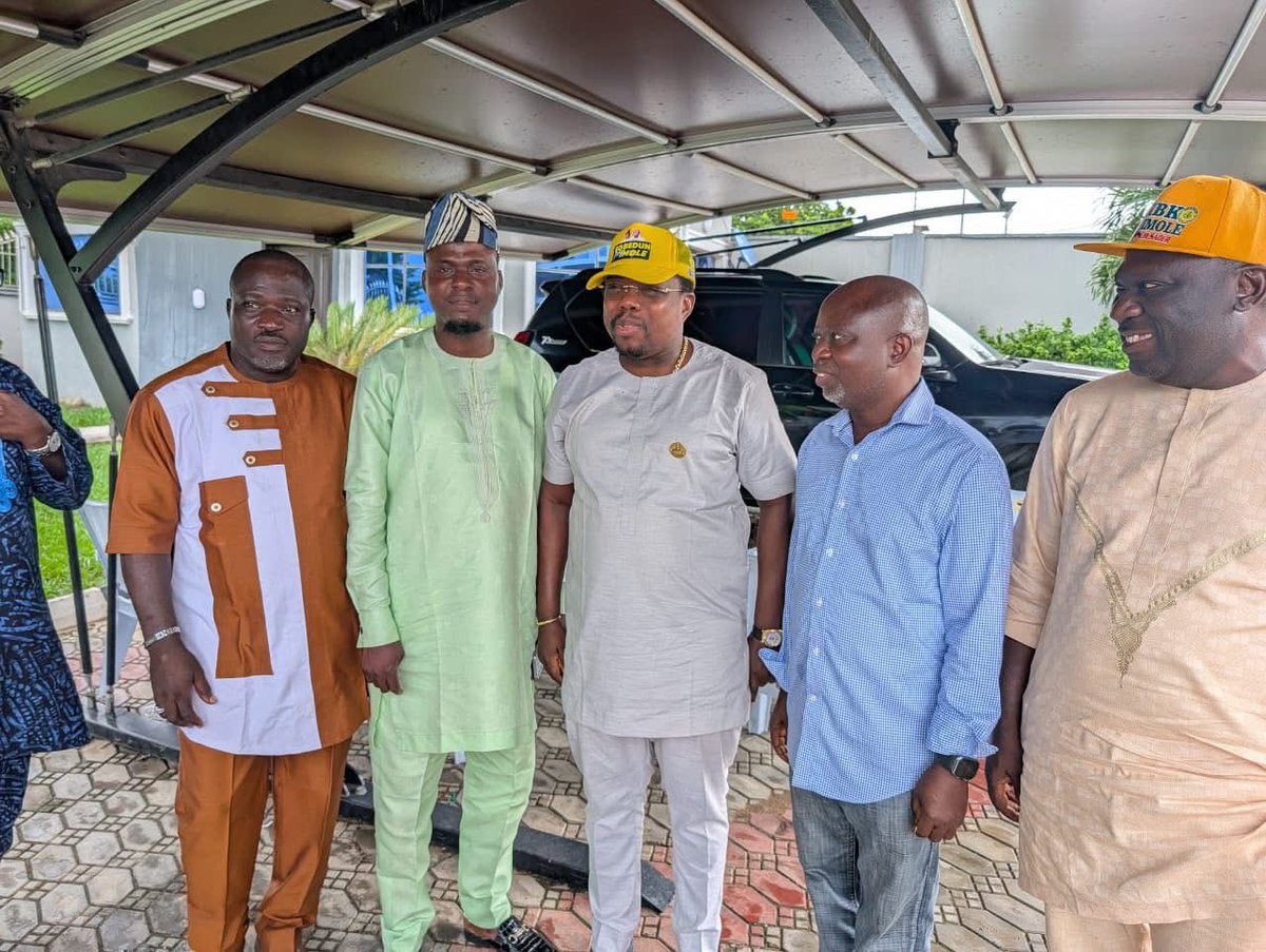 Odunayo2612's tweet photo. Hon ARA, the Honourable Member representing Iwo State Constituency in Osun State House of Assembly who defected to APC Party, some months ago have back Accordingly 👍 https://t.co/INv5lXmCHx