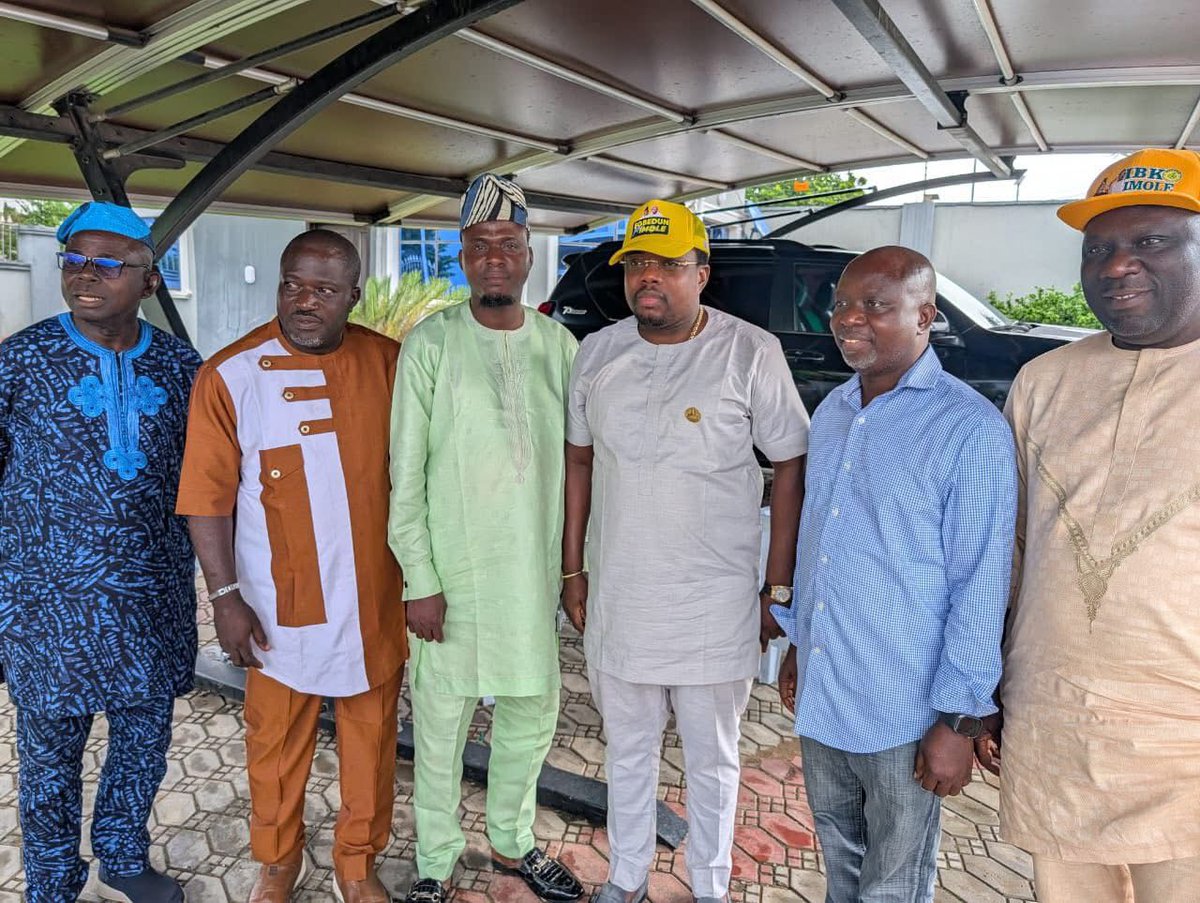 Odunayo2612's tweet photo. Hon ARA, the Honourable Member representing Iwo State Constituency in Osun State House of Assembly who defected to APC Party, some months ago have back Accordingly 👍 https://t.co/INv5lXmCHx