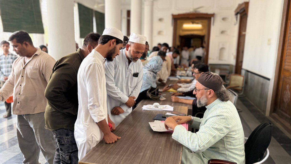 aimim_national's tweet photo. AIMIM party awaam ki awaaz bankar unke masaail ko mazbooti se uthati hai aur un masaail ke hal ke liye har mumkin koshish karti hai.

Hamesha ki tarah aaj bhi Sadr-e-Majlis Barrister @asadowaisi Sahab party headquarters Darussalam, Hyderabad mein AIMIM MLAs aur MLCs ke saath awaam ki khidmat mein haazir hue aur unke masaail ko suna. InshaAllah! in masaail ko jald se jald hal karne ki poori koshish ki jaayegi.