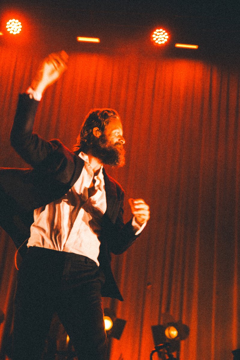 EverythingNewPT's tweet photo. As duas últimas noites deixaram-nos sem folgo e a desejar assistir a um concerto de @fatherjohnmisty  todos os dias. Obrigado, @PequenoCampo! Obrigado, Coliseu Porto AGEAS! 🤎 Deixamos-te alguns dos melhores momentos destes espetáculos.

📸: Tiago Cortez (tiagocortez_vpmd) https://t.co/U4UGFdCip9