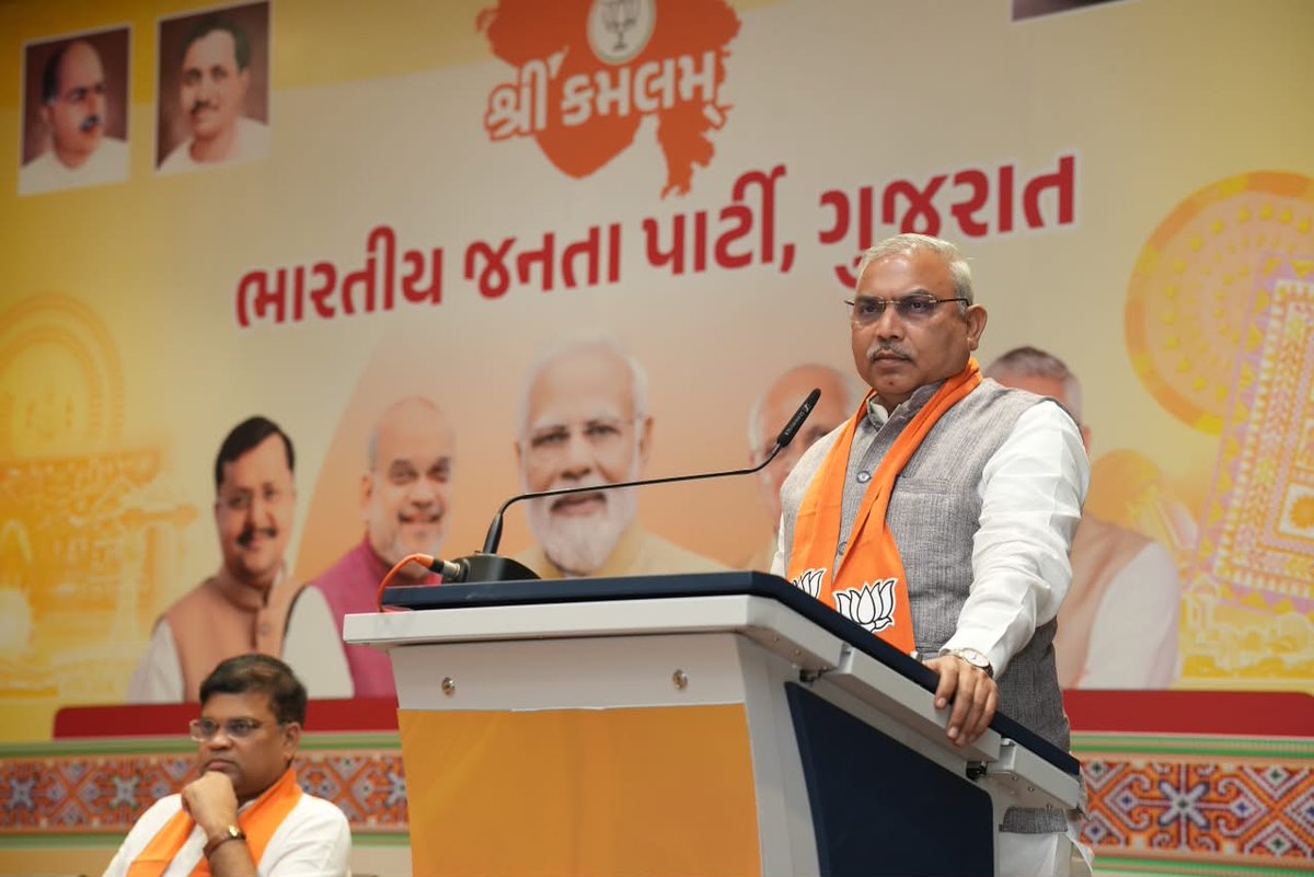 iJagdishBJP's tweet photo. ભારતીય જનતા પાર્ટીમાં કાર્યકર્તાઓનું પ્રશિક્ષણ એ આપણી વિચારધારા અને સંગઠનને વધુ મજબૂત બનાવવાનું મહત્વનું માધ્યમ છે.

આજે પંડિત દીનદયાળ ઉપાધ્યાય પ્રશિક્ષણ મહાઅભિયાન-૨૦૨૬ અંતર્ગત પ્રદેશ કાર્યાલય 'શ્રી કમલમ્' ખાતે આયોજિત પ્રદેશ આયોજન બેઠકમાં સહભાગી થયો.

રાષ્ટ્રીય સહ સંગઠન મહામંત્રી અને અભિયાનના સંયોજક આદરણીય શ્રી @shivprakashbjp જી અને માનનીય મુખ્યમંત્રી શ્રી @Bhupendrapbjp જીની પ્રેરક ઉપસ્થિતિમાં યોજાયેલી આ બેઠકમાં આગામી પ્રશિક્ષણ વર્ગોના સફળ આયોજન અંગે વિસ્તૃત ચર્ચા-વિચારણા કરવામાં આવી.

સંગઠનના આ પ્રશિક્ષણ અભિયાન દ્વારા આપણા કાર્યકર્તાઓ વધુ સુદૃઢ બની જન-જનની સેવામાં અગ્રેસર રહેશે.