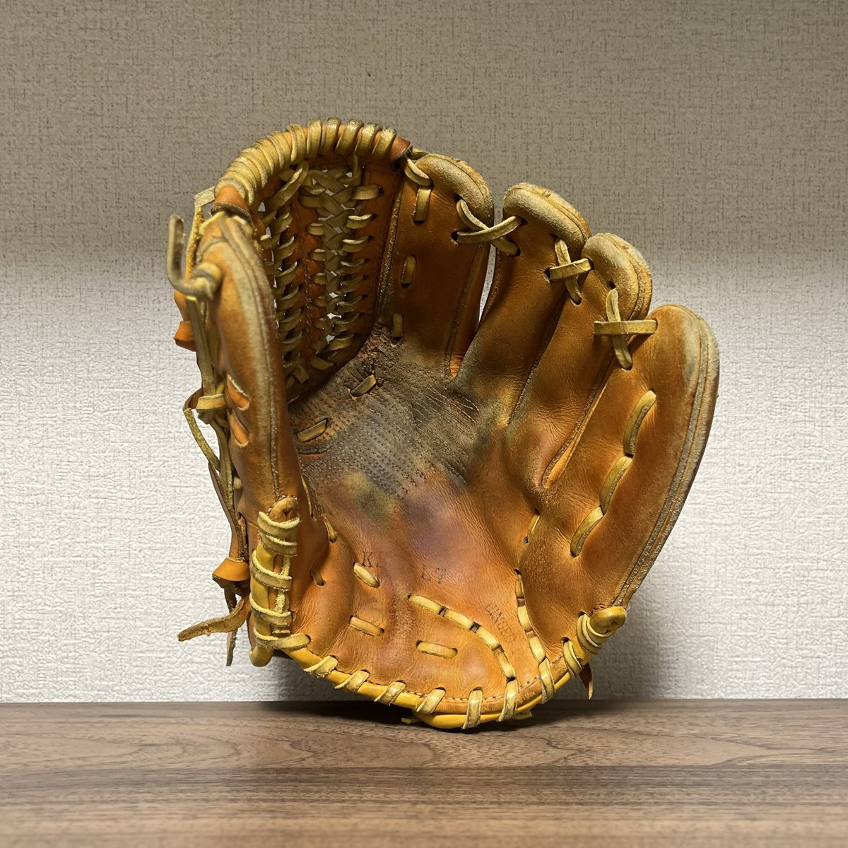 glove_nao's tweet photo. 指股なしを初めて見ました、そして指股なしが存在することも初めて知りました...

指股ありが先？指股なしが先？
どういう経緯なのでしょうか？？

#わからない https://t.co/b0afHBBuWE