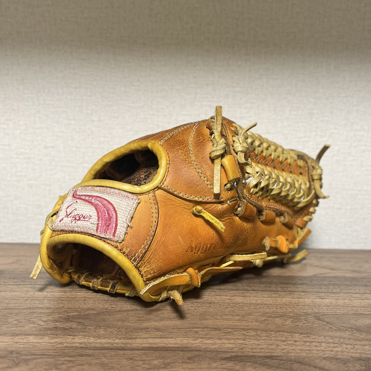 glove_nao's tweet photo. 指股なしを初めて見ました、そして指股なしが存在することも初めて知りました...

指股ありが先？指股なしが先？
どういう経緯なのでしょうか？？

#わからない https://t.co/b0afHBBuWE