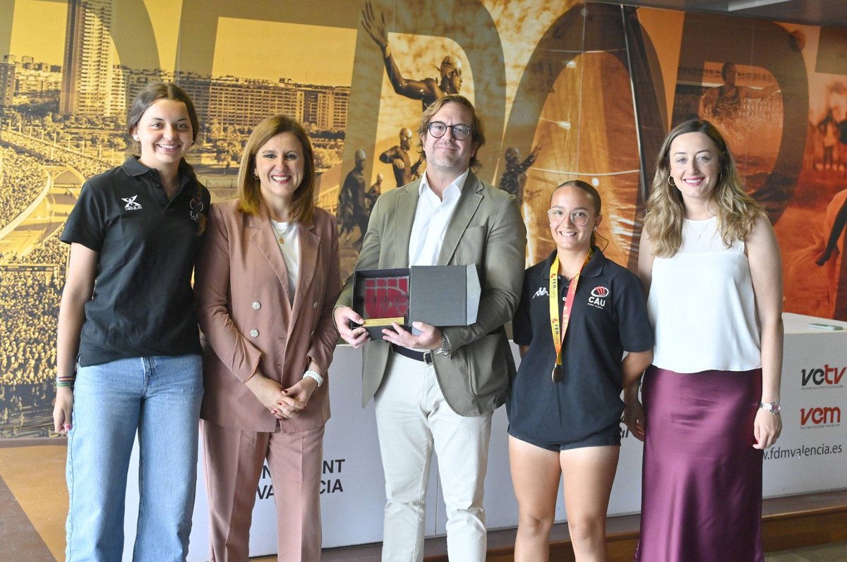 AjuntamentVLC's tweet photo. 🏉 Rebem, al complex esportiu de #laPetxina, la plantilla del CAU Rugbi València Femení M17, @CauRugby_fem, amb motiu de la seua proclamació com a campiones d'España 🇪🇸 Sub17 femení.

🥇 Enhorabona! 👏🏻👏🏻👏🏻

#CauGirls #CAU #Rugby #Rugbyfem https://t.co/N4jTT4oK7w