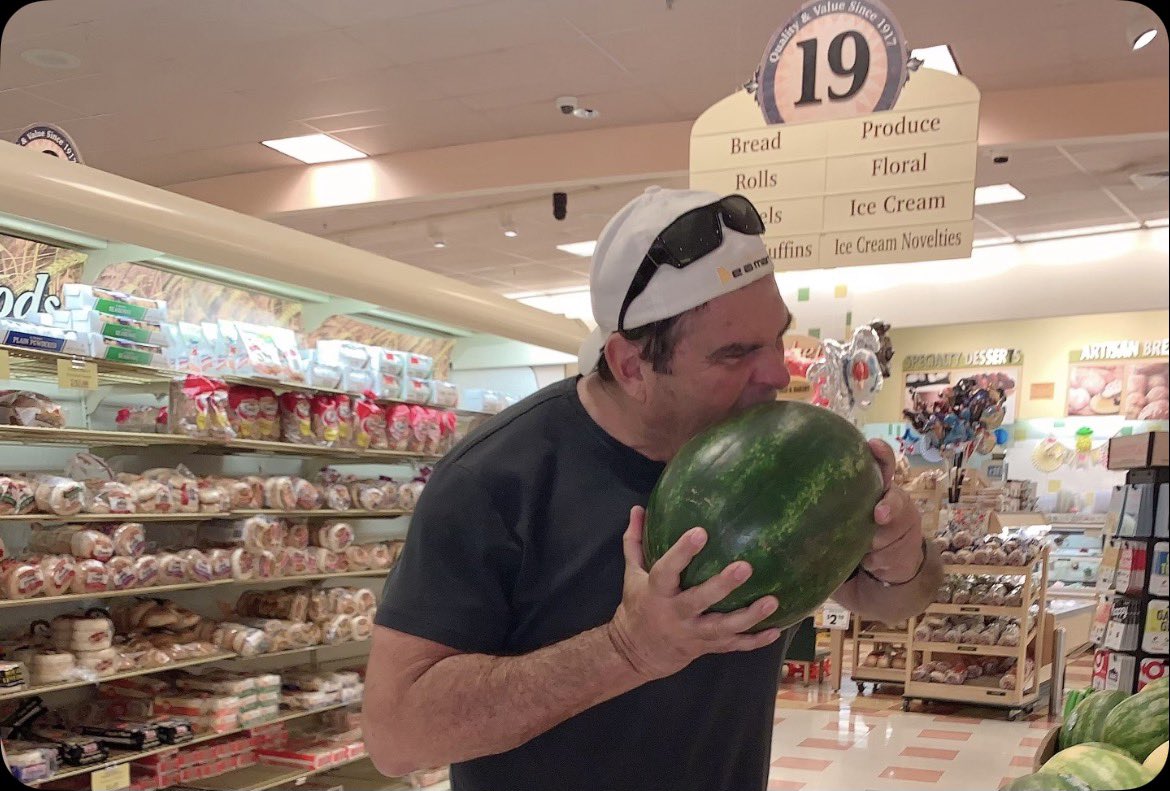 TheBeAManGuy's tweet photo. Eat big grapes -be a man https://t.co/SNwYQ67KDf