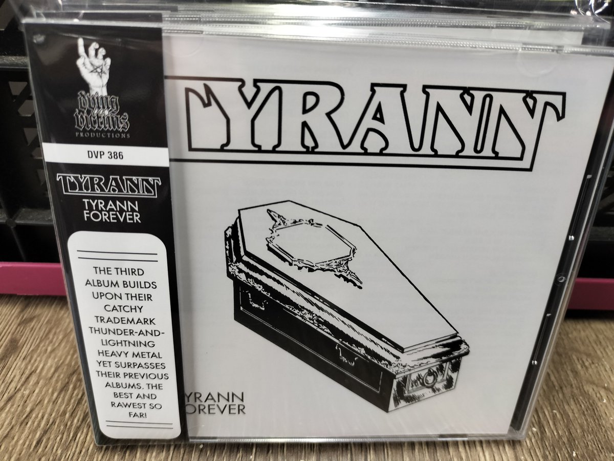 SAMUSIC38125838's tweet photo. 先に、TYRANNも見てまいりました。

Electric Assaultのヘンリーが事前にトビに僕が見に行くことを伝えてくれたらしく、会うなり、指さし確認のハグ。

MuskelRockでの一番の盛り上がりは圧倒的にTYRANN。地元のヒーロー。凄かった。3rdアルバム、持って帰ってきましたのでよろしくお願いします。 https://t.co/1UXERMUzbF