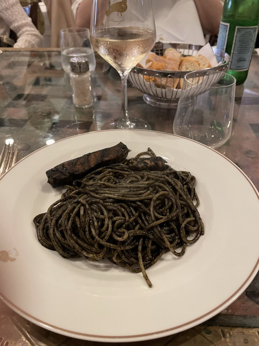 Roligamer's tweet photo. まずはベネチア観光
景色100点飯は日本と変わらん https://t.co/by3iadD4pu