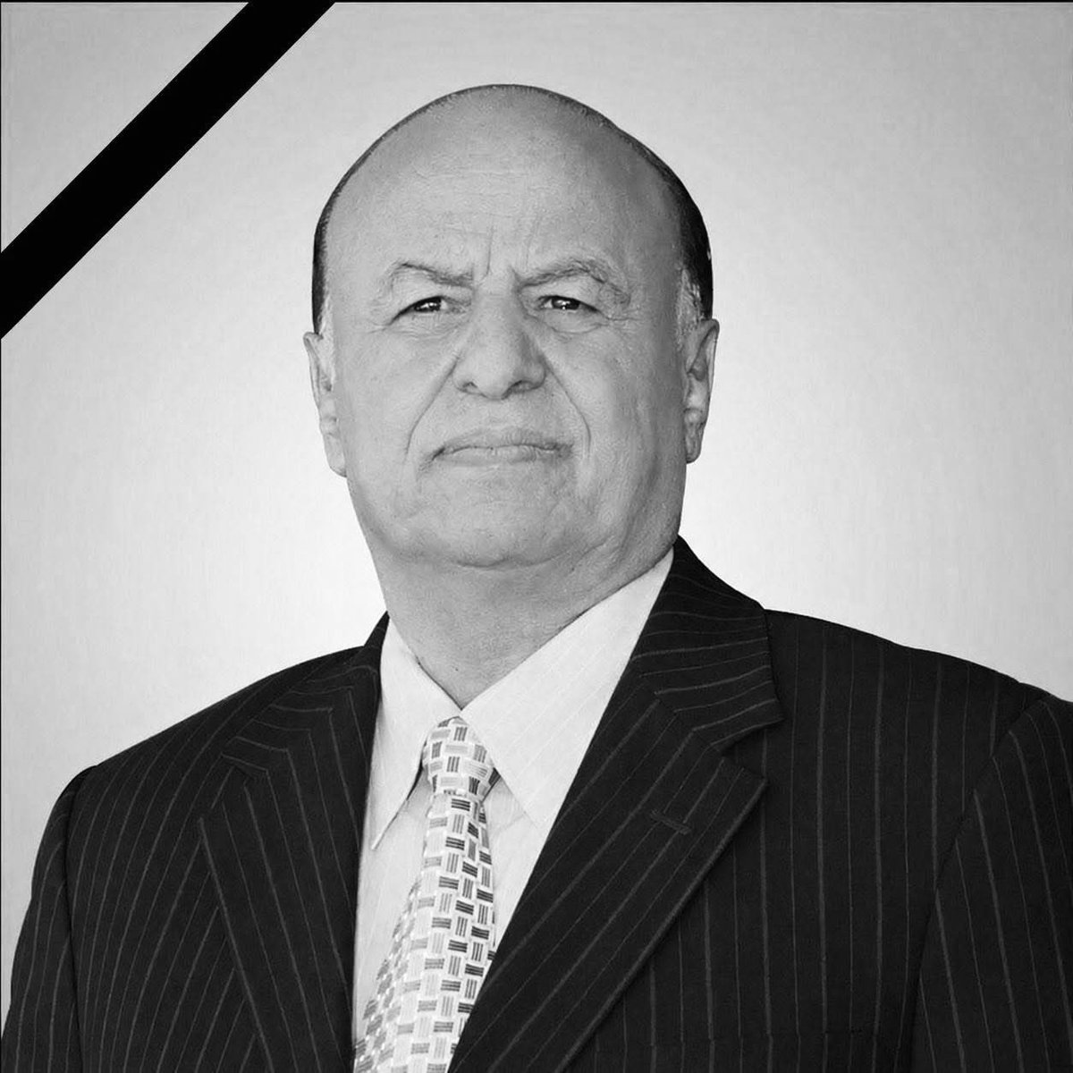 PDRY_969's tweet photo. لم يكن عبد ربه منصور هادي، بحسب ما كان يُتداول عن حالته الصحية، يعاني من مرض عضال لا علاج له، بل من أمراض مزمنة شائعة بين كبار السن كارتفاع الضغط والسكري، وهي أمراض يمكن التعايش معها لسنوات طويلة تحت إشراف طبي مناسب.

اللافت أن طبيبه المعالج في الولايات المتحدة كان يطالب مرارًا بعودته لمتابعة حالته الصحية وإجراء الفحوصات اللازمة، إلا أن ذلك لم يحدث. كما أوصى، وفقًا لما يُقال، بضرورة ممارسة المشي والحركة اليومية ولو لفترات قصيرة حفاظًا على صحته، لكن حتى هذه التوصيات لم تجد طريقها إلى التنفيذ.

ومن هنا يطرح كثيرون سؤالًا مشروعًا: كيف يُحرم رجل في سنه ووضعه الصحي من الوصول إلى طبيبه الذي يتابع حالته منذ سنوات؟ وكيف تُهمل التوصيات الطبية الأساسية التي قد تسهم في تحسين صحته ونوعية حياته؟

لذلك يرى البعض أن وفاة منصور هادي لم تكن مجرد نتيجة طبيعية لتقدمه في السن وأمراضه المزمنة، بل كانت حصيلة سنوات من العزلة والإهمال والقيود التي فُرضت عليه، وأن الجهات التي منعت عنه الرعاية التي كان يطلبها تتحمل مسؤولية سياسية وأخلاقية عما آلت إليه أوضاعه الصحية 

باختصار 
السعودية قتلت هادي من اجل التخلص الشرعية اليمنية المعترف بها دوليا واعادة شرعية حسب طلبهم وطلب المليشيات الحوثية