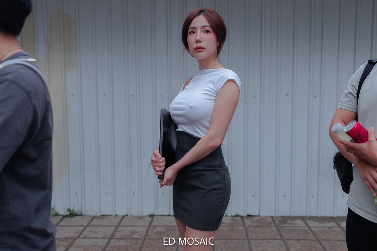 ed_mosaic's tweet photo. 獨家尺度！

搭訕曼妙白領菁英被客戶放��同意拍寫真。
唯美藝術獲信任後尺度全開！內褲剛脫白汁狂噴，
嬌軀全開乳尖硬挺蜜穴特寫，假陽具粗暴抽插，
白汁狂噴，展現最淫蕩一面！
激情私密大公開！影片42min+231P
#美腿＃美足＃美乳＃可愛系＃粉紅鮑＃白虎 
完整抽插影片在評論區👇 https://t.co/vA9tnl8GEY