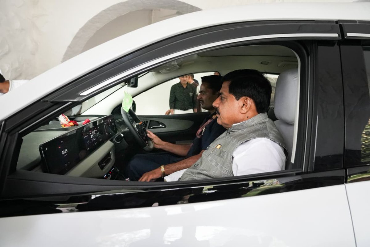 MeghUpdates's tweet photo. Madhya Pradesh CM Dr. Mohan Yadav has become one of the first Chief Ministers to induct an electric vehicle into his official convoy, adding the Mahindra XEV 9e. 

The move aligns with the vision of sustainable mobility, environmental conservation, and reduced fuel dependence.

The vehicle's registration number, MP-02-VB-2047, is being seen as a nod to the "Viksit Bharat 2047" vision.