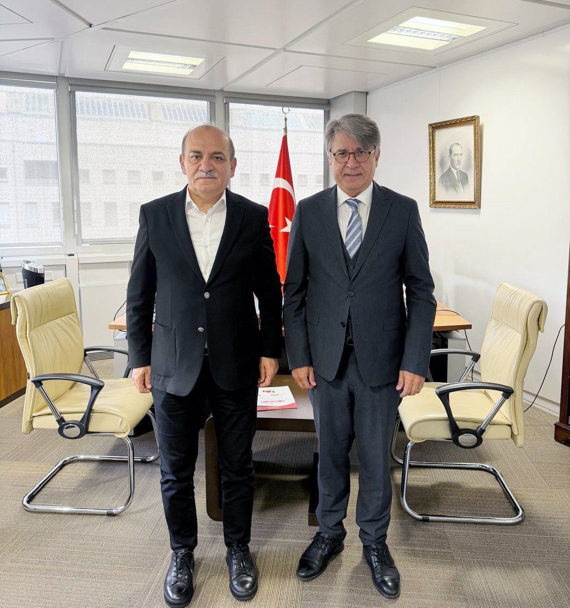 BuroMemurSen_'s tweet photo. YAZGAN’DAN CENEVRE BAŞKONSOLOSLUĞUMUZA ZİYARET

Genel Başkanımız Yusuf Yazgan, İLO Konferansı’na katılmak için bulunduğu Cenevre’de Başkonsolosluğumuzu ziyaret ederek Büyükelçi, Birinci Sınıf Başkonsolos Salih Boğaç Güldere’yi ziyaret etti. Ziyaret iyi niyet ve nezaket içinde gerçekleşti. 

Genel Başkanımız Yazgan ziyaret kapsamında konsolosluk çalışanlarıyla da bir araya gelerek, sorun ve taleplerini dinledi. Büro Memur-Sen olarak Dışişleri Bakanlığı merkez ve taşra teşkilatı çalışanlarının sorunlarının çözümüne önem verdiğimizi belirten Yazgan, kısa bir süre önce bu konuda bir çalıştay gerçekleştirdiğimizi hatırlattı.

#ILC2026 
#DecentWork 
#SocialJustice