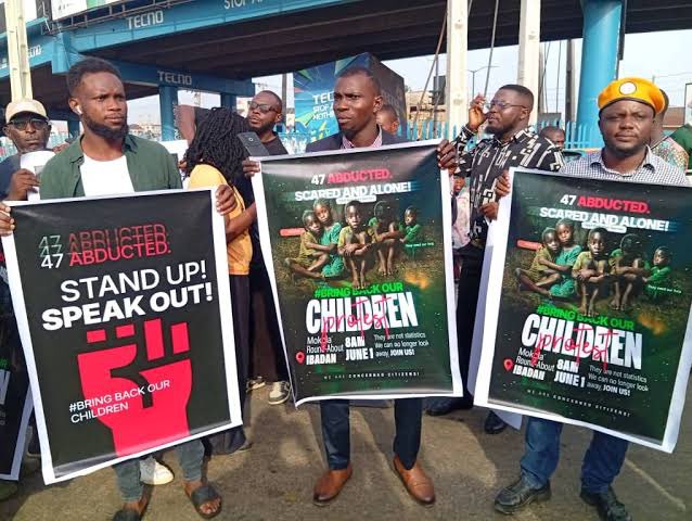 NGRAnalytics's tweet photo. 🚨 Protests hit 13 Nigerian states (Oyo, Lagos, Abuja, Kano, Enugu, Delta + more) demanding the immediate rescue of schoolchildren &amp; teachers abducted by gunmen in Oyo. Public unrest spikes nationwide.
#BringBackOurChildren #NigeriaAnalytics https://t.co/XkUIfcb5KF