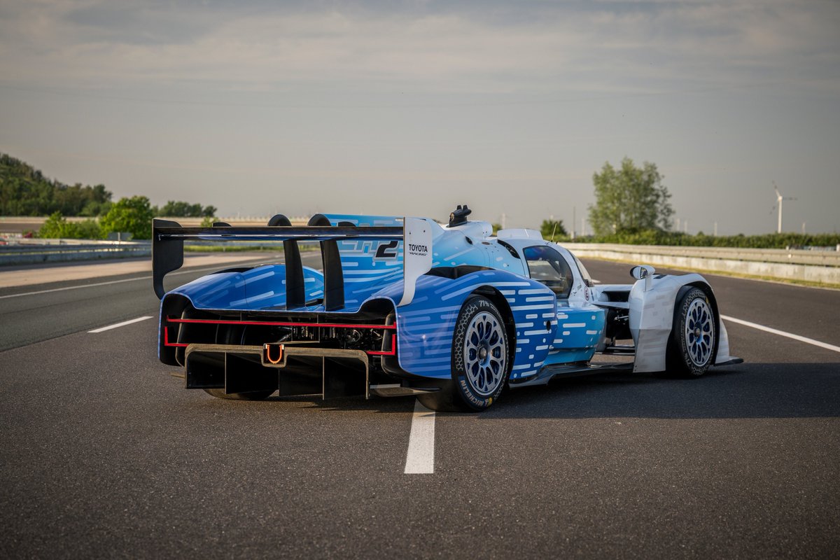 TGR_Spain's tweet photo. 🏁🚗 ¿Listos para ver todo lo que el TR LH2 es capaz de hacer? 

El prototipo de @ToyotaRacingWEC impulsado por hidrógeno líquido formará parte de la magia de la carrera más icónica del motor, las 24 Horas de Le Mans 2026 ⌚️.

👉 El jueves 11 de junio a las 12:50 horas y el sábado 13 de junio a las 12:45 horas, el prototipo TR LH2 completará varias vueltas de demostración al Circuito de la Sarthe.

Antes de su exhibición, el TR LH2 Racing estará expuesto para los aficionados en la Hydrogen Village. 📸

#ToyotaRacing #TRLH2 #24hLeMans