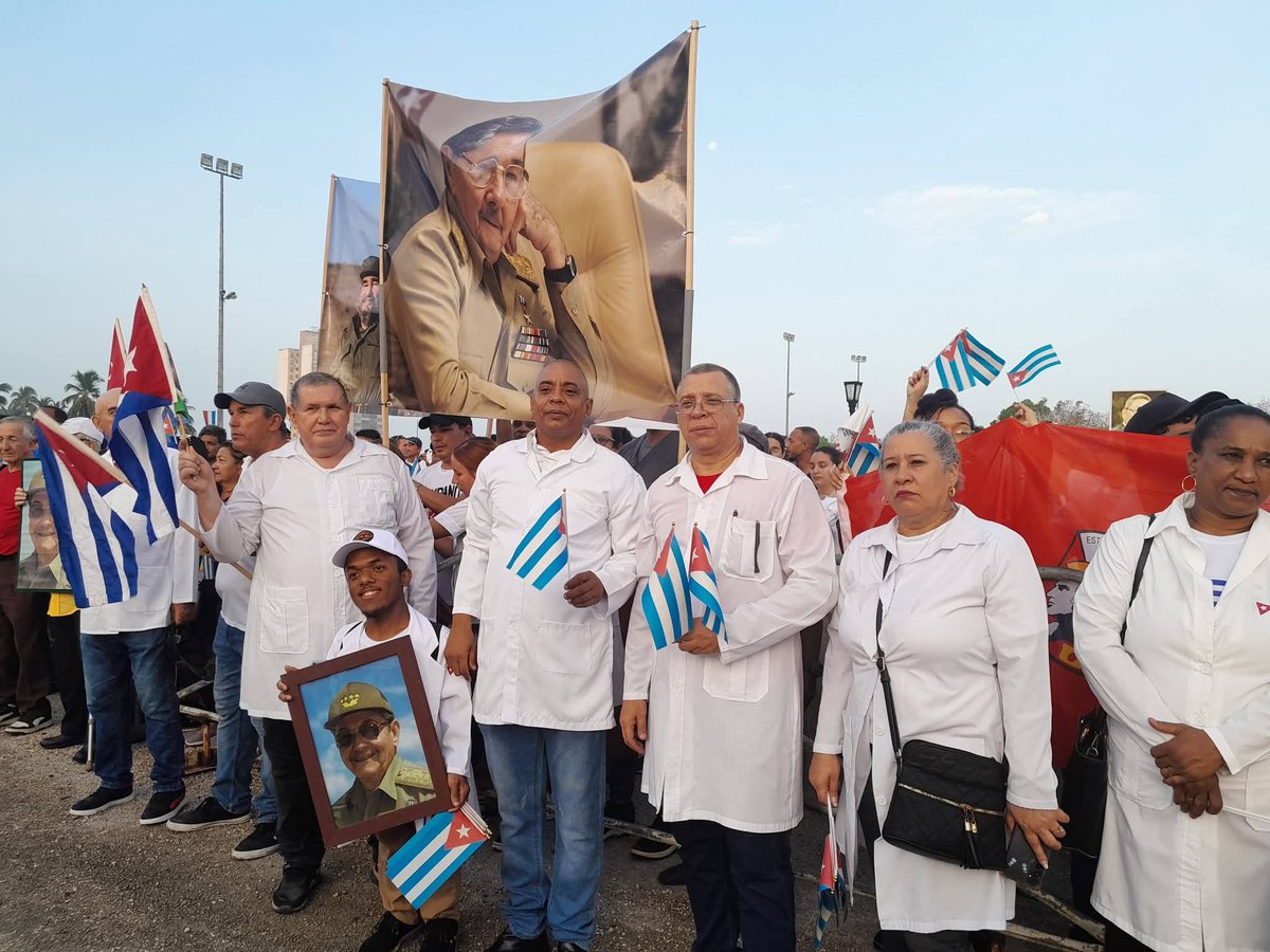 HospitalLucia's tweet photo. ⭐🇨🇺 | Este 3 de junio celebramos los #95DeRaúl
👨🏻‍⚕️Mas de 100 mil holguineros presentes desde temprano en la simbólica Plaza Mayor Calixto García y donde nuestro ejército de batas blancas también ratificó con su compromiso que #CubaViveYVencerá https://t.co/4Kx6mDbPD6