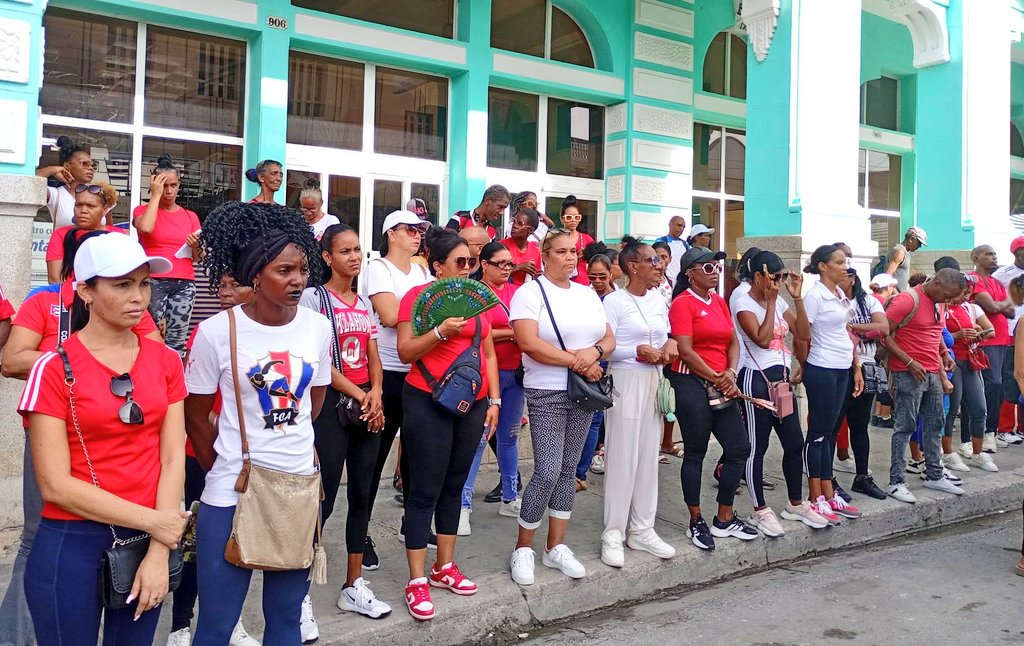 CubaDme's tweet photo. @MiGuantanamo en celebración de los #95DeRaúl , #CubaHonra #RaúlEsRaúl @CubaMined  @Educa_Gtmo @romero_tam56484
 🎉FELICIDADES💫 https://t.co/VckdbRocc6