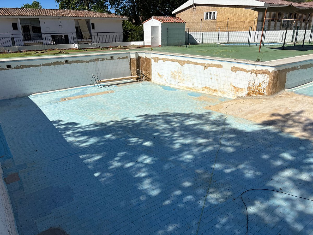 aytoalmonaster's tweet photo. 🏊‍♂️ Continúan los trabajos de mejora y puesta a punto de la Piscina Municipal de Almonaster la Real de cara a la próxima temporada de verano.

Las actuaciones que se están llevando a cabo permitirán mejorar el estado de las instalaciones https://t.co/0NsOYdZO1R