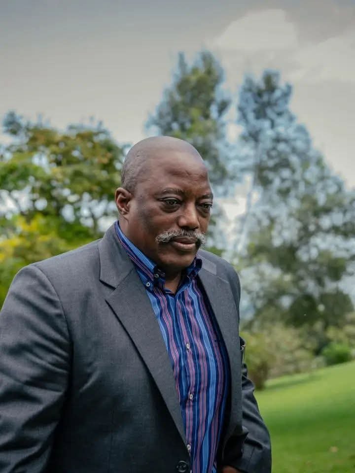 Bibishe6's tweet photo. *EXTRAIT INTERVIEW DU PRÉSIDENT HONORAIRE #JOSEPHKABILA PARUE À LA LIBRE BELGIQUE LE 23 MARS 2026, SOIT IL Y A 71 JOURS. QUAND LE PROPHÈTE, LE VRAI, PARLE 

Vous parlez de votre mission. Comment voyez-vous votre rôle demain ?

Je ne pense pas à demain, je pense à aujourd’hui. Je l’ai déjà dit en mai dernier, il faut mettre fin à cette dictature, cette tyrannie qui vient de s’installer. Et pour y arriver, il faut mobiliser, sensibiliser tous les Congolais, qu’ils soient en exil ou à l’intérieur du pays. Il faut que ce soit une mission pour chacun de nous. Et pour en finir avec ce régime, les Congolais ont à leur disposition l’article 64 de la Constitution (Tout Congolais a l’obligation de faire échec à tout individu ou groupe d’individus qui prend le pouvoir par la force ou l’exerce en violation de la Constitution, NdlR)

Mais dans un processus comme celui que vous évoquez, il faut un leader ou un groupe de leaders qui puissent, à un moment donné, envoyer un message clair…

Je pense que le peuple congolais peut se prendre en main et nous surprendre. Je pense qu’il va nous surprendre. Si ce n’est pas à Kinshasa, ce sera dans d’autres provinces.
Le peuple gagne toujours. 🙏🏻🙏🏻🙏🏻