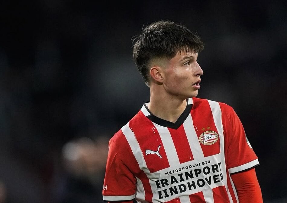 PSVglobal's tweet photo. 🚨 Several clubs are showing interest in Esmir #Bajraktarević. 🇧🇦👀
 
Should #PSV decide to sell the winger, the club would likely demand a fee in the region of €12M. 💰

🥇@MounirBoualin https://t.co/OcDRU0mXOd