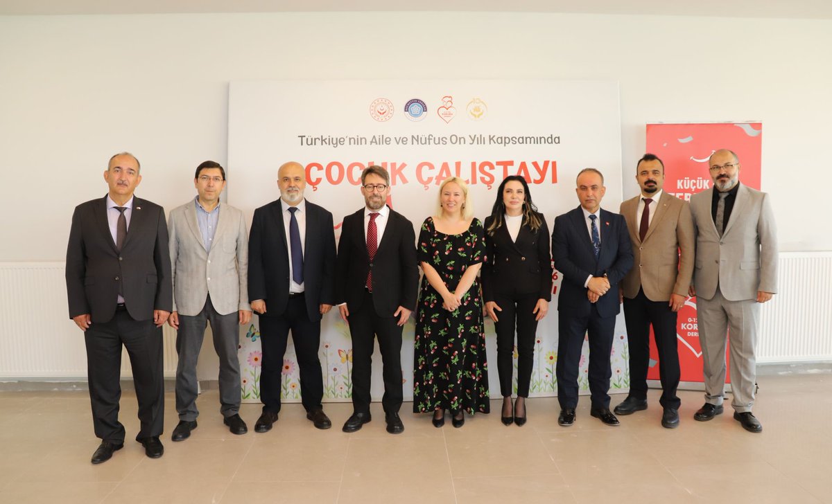 NEUniversitesi's tweet photo. Necmettin Erbakan Üniversitesi Öncülüğünde “Çocuk Çalıştayı” Gerçekleştirildi 💯

Cumhurbaşkanı Recep Tayyip Erdoğan tarafından ilan edilen “Aile ve Nüfus On Yılı” vizyonu doğrultusunda, aile kurumunun korunması ve çocuk odaklı politikaların güçlendirilmesi amacıyla Üniversitemiz öncülüğünde “Çocuk Çalıştayı” düzenlendi. 0-12 Yaş Koruma Derneğinin katkılarıyla düzenlenen çalıştayda, Türkiye’de çocuklarla ilgili kritik meseleler, 6 farklı çalışma grubunda masaya yatırılarak çözüm odaklı politika önerileri tartışıldı.

➡️https://t.co/peQWyT6mEe