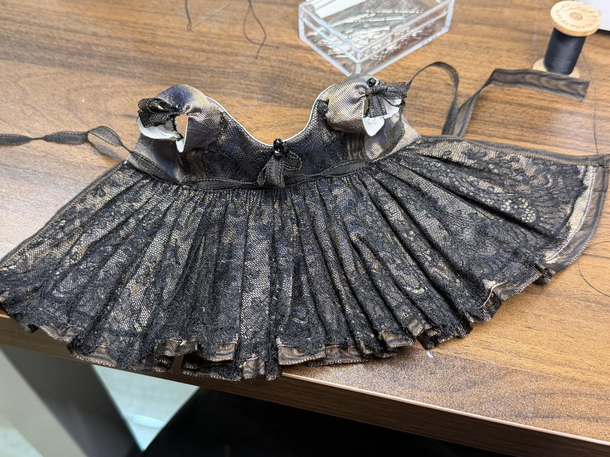 ShukoMeiko's tweet photo. 今天为我的小可爱制作了小连衣裙套装，现在还需要在腿部做一个丝带🎀发色我还是想做深色的感觉会跟衣服更加的般配，感觉裙子还需要再搭配一件黑纱裙撑就圆满了！ https://t.co/2Bm2gBn2A7