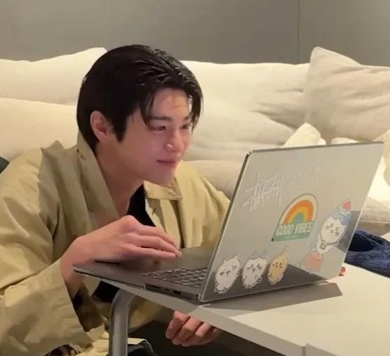 keonhosloop's tweet photo. a. usagi
b. chiikawa
C. hachiware

keonho chose c! no wonder he has such a huge hachiware sticker on his laptop 🫳🏻

#KEONHO #건호 #CORTIS #코르티스 https://t.co/FfEVHQ8spu