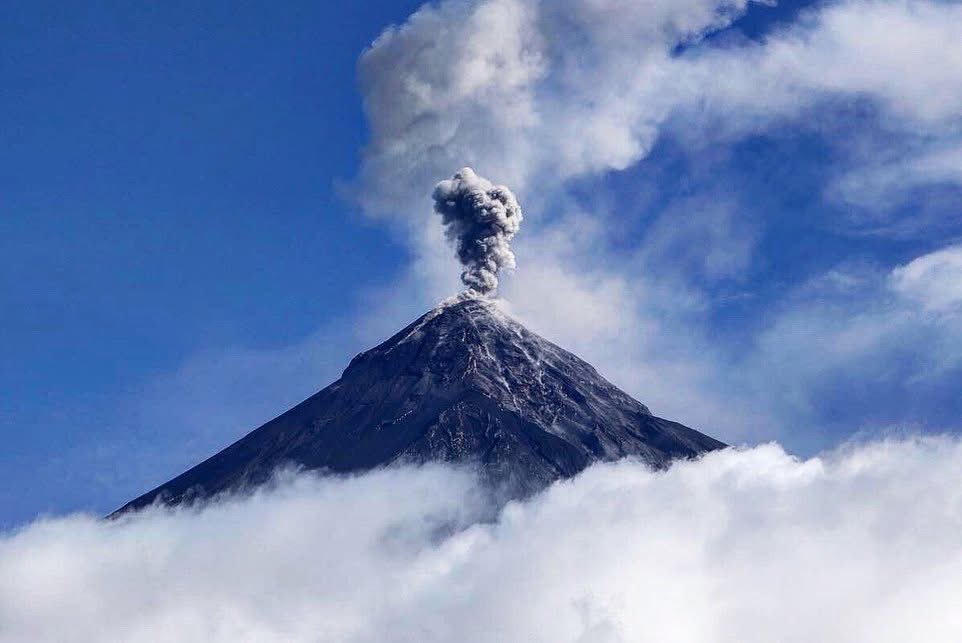 daniloramirezm's tweet photo. Hace 8 años fue la mayor explosión del volcán de Fuego en los últimos tiempos. Más de 200 muertos y cientos de desaparecidos. De las cosas más difíciles que me ha tocado ver como periodista y como bombero. 🥺 https://t.co/gsjP1MynEO