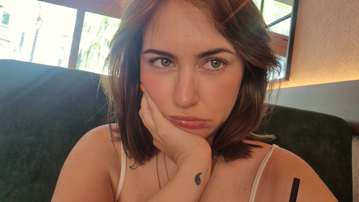 stregheIIa's tweet photo. ormai faccio una tinta diversa al mese perché neanche io so più in che stato stanno i miei capelli ma va bene questo colore forse mi sta ! https://t.co/GDDdIGFPyL