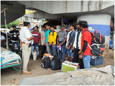 trafficsouthmgc's tweet photo. ಮಂಗಳೂರು ನಗರದ ಸಂಚಾರ ದಕ್ಷಿಣ ಪೊಲೀಸ್ ಠಾಣಾ ವ್ಯಾಪ್ತಿಯ ತೊಕ್ಕೊಟ್ಟು ಜಂಕ್ಷನ್ ನಲ್ಲಿ ಬ್ಲೂ ಲೈನ್ಸ್ ಸಿಬ್ಬಂದಿಗೆ ಎ.ಎಸ್.ಐ ಸಂತೋಷ್ ರವರು ರಸ್ತೆ ಸುರಕ್ಷತೆ, ಸಂಚಾರ ನಿಯಮಗಳ ಪಾಲನೆ, “ತುರ್ತು ಸ್ಪಂದನಾ ವ್ಯವಸ್ಥೆ-112” ಮತ್ತು ಡಿಜಿಟಲ್/ಸೈಬರ್ ವಂಚನೆ-1930” ಬಗ್ಗೆ ಜಾಗೃತಿ ಮೂಡಿಸಿರುತ್ತಾರೆ.@acptrafficmgc https://t.co/xUUy02dFa4