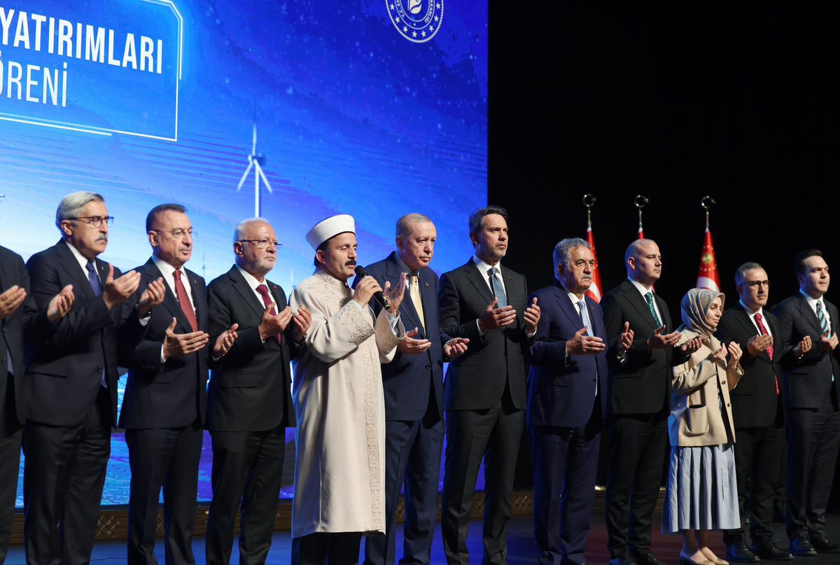 HuseyinYayman's tweet photo. 📍Ankara

“Yenilenebilir enerji stratejimizin hedefi dışa bağımlılığı sıfırlamaktır.”

Cumhurbaşkanımız Sn. Recep Tayyip Erdoğan’ın teşrifleriyle gerçekleştirilen 2025 Yılı Yenilenebilir Enerji Yatırımları Toplu Açılış Töreni’ne katıldık.

Ülkemizin enerji bağımsızlığı hedeflerine katkı sağlayan, sürdürülebilir kalkınmayı destekleyen ve yenilenebilir enerji kapasitemizi güçlendiren yatırımların hayata geçirilmesinde emeği geçen herkese teşekkür ediyor; açılışı yapılan tesislerin ülkemize ve milletimize hayırlı olmasını diliyoruz.