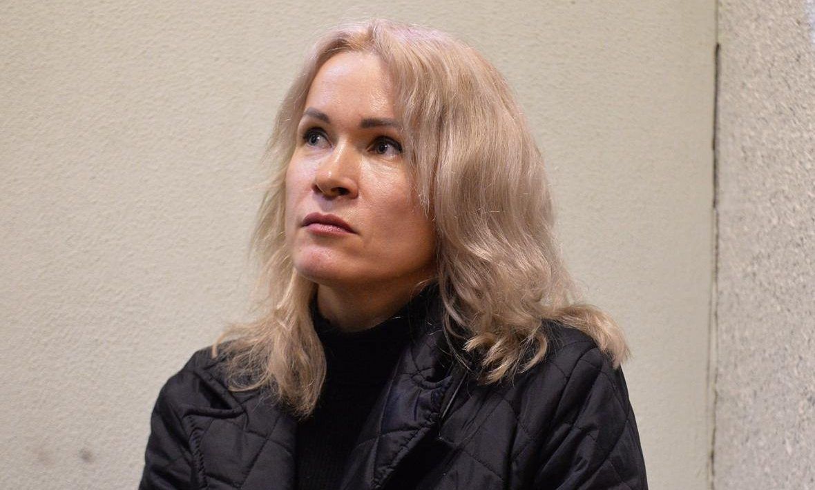 Activatica's tweet photo. Суд огласил новый приговор против журналистки Марии Пономаренко

Рубцовский городской суд Алтайского края назначил журналистке Марии Пономаренко один год и десять месяцев лишения свободы по делу о «дезорганизации деятельности колонии» (ч. 2 ст. 321 УК РФ). Об этом сообщает правозащитный проект «Первый отдел». С ��чётом неотбытой части заключения общее наказание составило два года и три месяца колонии общего режима. Как выяснила «Активатика», вердикт огласил судья Игорь Титаренко.

Третье уголовное дело против Пономаренко открыли якобы за «причинение сотруднику колонии не опасного для жизни вреда здоровью». Свою вину журналистка отрицает.

В феврале 2023 года ей назначили шесть лет колонии по статье о военных фейках из-за публикации об ударе по драмтеатру в Мариуполе (Донецкая область), а в марте прошлого года — один год и десять месяцев за «нападение на сотрудников колонии». Независимый правозащитный проект «Поддержка политзеков. Мемориал» признал Пономаренко политической заключённой.

Практика назначения новых сроков лишения свободы уже находящимся в заключении несогласным с политическим режимом в стране широко распространена в Беларуси. До полномасштабного вторжения в Украину в России подобные дела встречались нечасто. В частности, срок содержания в колонии продлевали правозащитнику Сергею Мох��аткину. Через полтора года после освобождения, которому способствовали адвокаты Мохнаткина, правозащитник умер из-за последствий травмы позвоночника, причинённой сотрудниками ФСИН. Однако в настоящее время политических заключённых всё чаще подвергают новым преследованиям до их освобождения по ранее вынесенным приговорам.

В марте этого года Шалинский городской суд в Чечне продлил  нахождение в колонии матери чеченских оппозиционных активистов Зареме Мусаевой, которую, как и Пономаренко, наз��али виновной «в дезорганизации деятельности учреждения, обеспечивающего изоляцию от общества».

В октябре прошлого года антифашисту Александру Снежкову назначили новое наказание за чтение материалов собственного уголовного дела сокамерникам. Судья Второго окружного военного суда Читы Олег Дуняшин назвал это «оправданием терроризма».

По этой же статье в марте 2025 года Центральный окружной военный суд в Екатеринбурге приговорил анархиста и аспиранта МГУ Азата Мифтахова к четырём годам колонии строгого режима. По новому делу мужчину задержали ср��зу после освобождения по первому приговору о «хулиганстве». Ему вменили в вину разговоры с сокамерниками о Михаиле Жлобицком, устроившим в 2018 году взрыв в здании регионального управления ФСБ в Архангельске. Ранее, в ноябре 2024 года, 2-й Западный окружной военный суд аналогичным образом продлил  срок заключения московскому муниципальному депутату Алексею Горинову.

Ф��то: Андрей Бок / Amnesty International

🟠Подписывайтесь на @Activatica в Telegram      

🟠Предложите новость @ActivaticaBot

#пономаренко #приговор #репрессии #журналисты