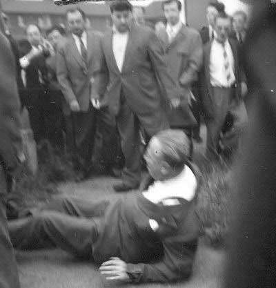 PollyReturns's tweet photo. A reminder of the traditional British response to fascism. https://t.co/WrRK7sRYqW
