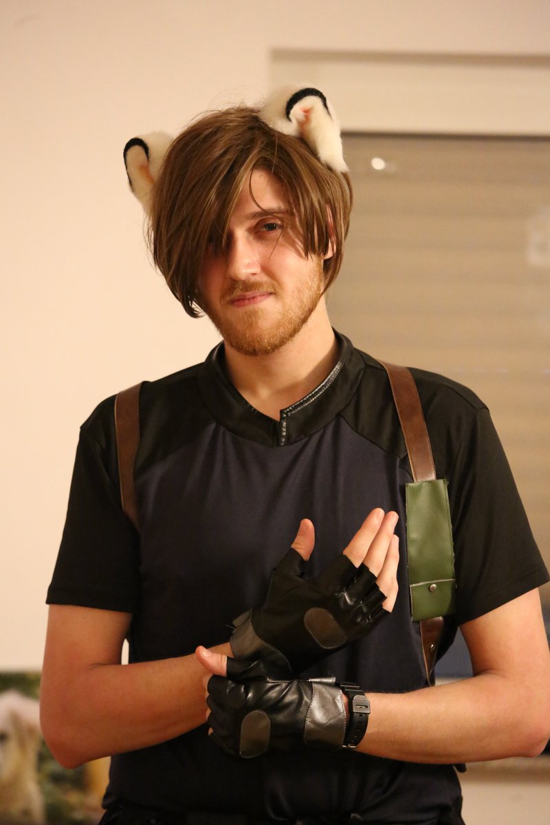 FloppyLetdown's tweet photo. Well DoKomi was a blast, it will be something ill remember for a long time, glad my Leon cosplay looked okay! https://t.co/o1VymtbF5V