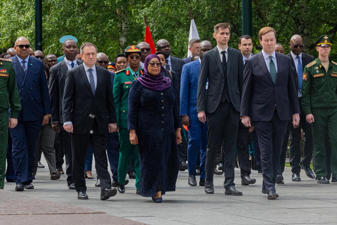 thesourcetz's tweet photo. Rais wa Jamhuri ya Muungano wa Tanzania Mhe. Dkt. Samia Suluhu Hassan katika Matukio tofauti ya Picha alipowasili Katika Uwanja wa Ndege wa Kimataifa wa Vnukovo jijini Moscow tayari kwa Ziara ya Kitaifa Nchini Urusi Leo Juni 02,2026. https://t.co/DsVllUwVeD