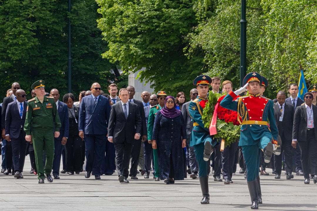 thesourcetz's tweet photo. Rais wa Jamhuri ya Muungano wa Tanzania Mhe. Dkt. Samia Suluhu Hassan katika Matukio tofauti ya Picha alipowasili Katika Uwanja wa Ndege wa Kimataifa wa Vnukovo jijini Moscow tayari kwa Ziara ya Kitaifa Nchini Urusi Leo Juni 02,2026. https://t.co/DsVllUwVeD