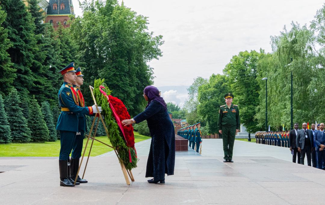 thesourcetz's tweet photo. Rais wa Jamhuri ya Muungano wa Tanzania Mhe. Dkt. Samia Suluhu Hassan katika Matukio tofauti ya Picha alipowasili Katika Uwanja wa Ndege wa Kimataifa wa Vnukovo jijini Moscow tayari kwa Ziara ya Kitaifa Nchini Urusi Leo Juni 02,2026. https://t.co/DsVllUwVeD
